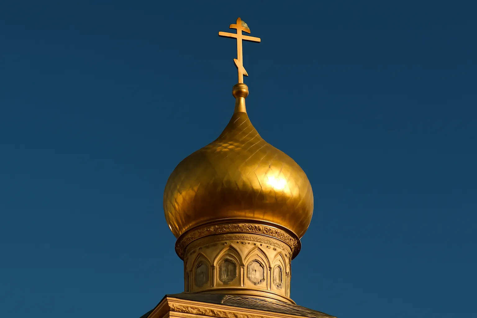 Vue extérieure d'une église orthodoxe russe en France avec coupoles dorées visibles, ciel bleu, style néo-russe