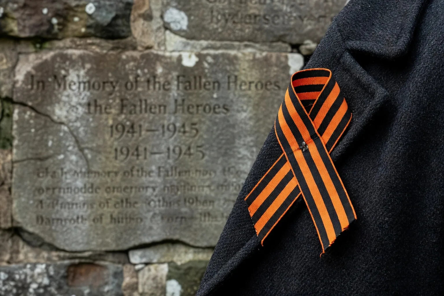 Ruban de Saint-Georges orange et noir posé sur une médaille commémorative russe